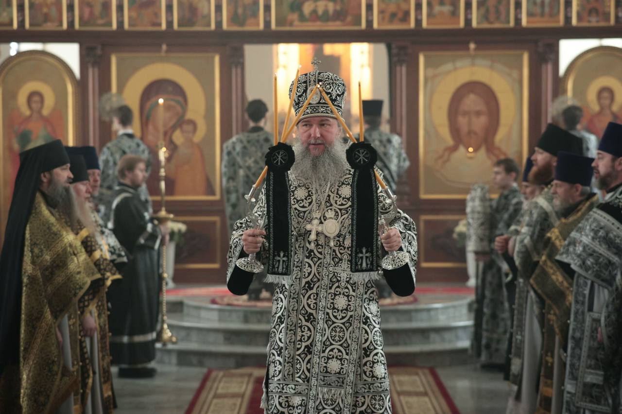 Митрополит Евгений совершил богослужение Великого понедельника в Крестовоздвиженском мужском монастыре Екатеринбурга