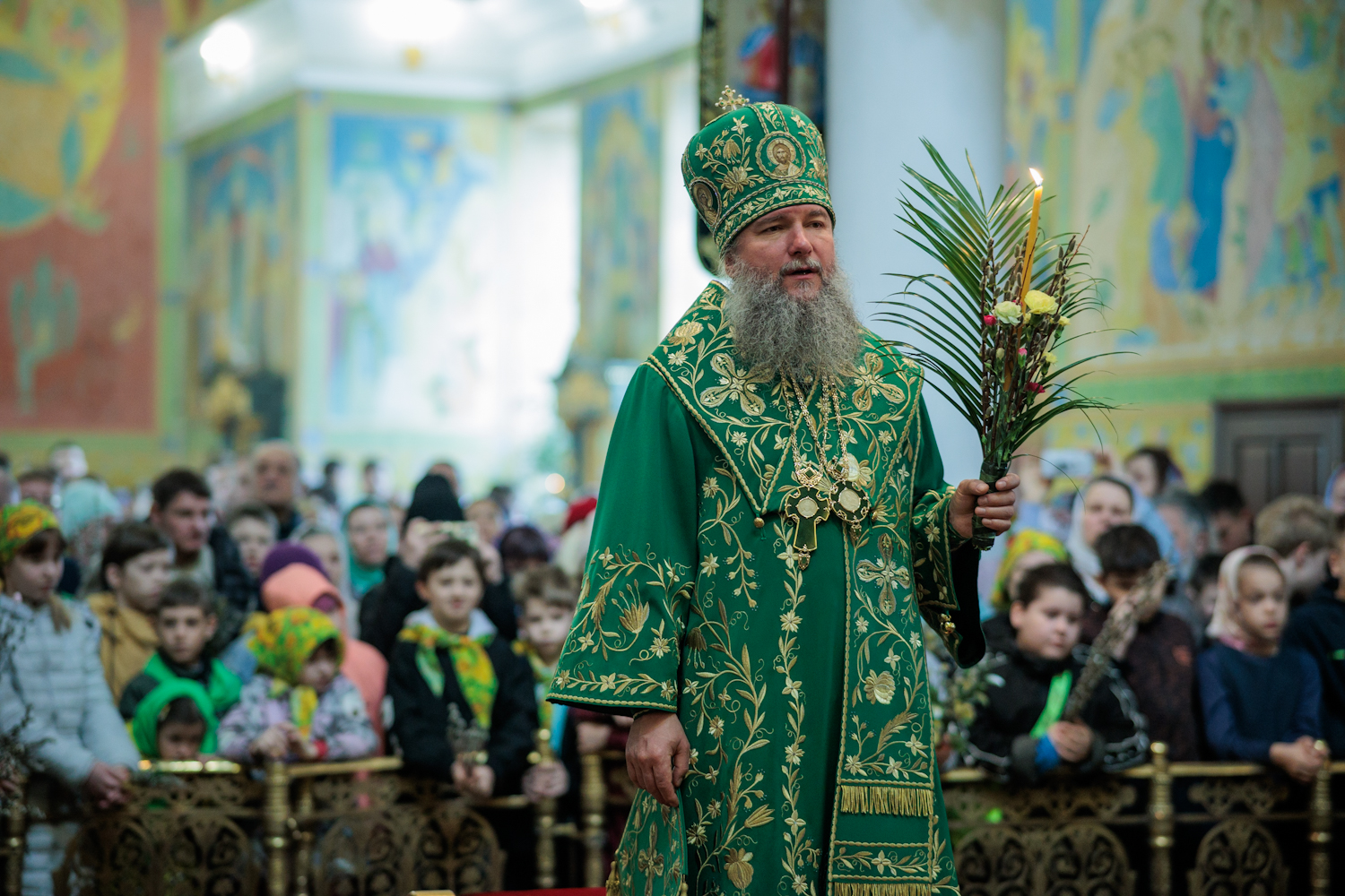 «Выбирайте нашего Господа, познавайте Его и следуйте за Ним»: «Детская» архиерейская литургия совершена в Вербное воскресенье в Свято-Троицком кафедральном соборе Екатеринбурга