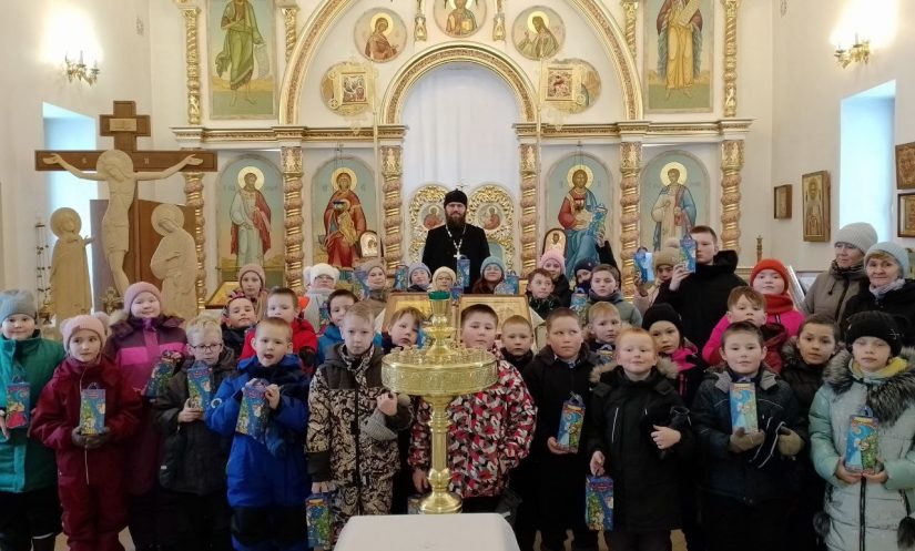 Сладкий праздник добра. Храм Святой Троицы Сарапульской епархии поздравил учащихся Бурановской школы