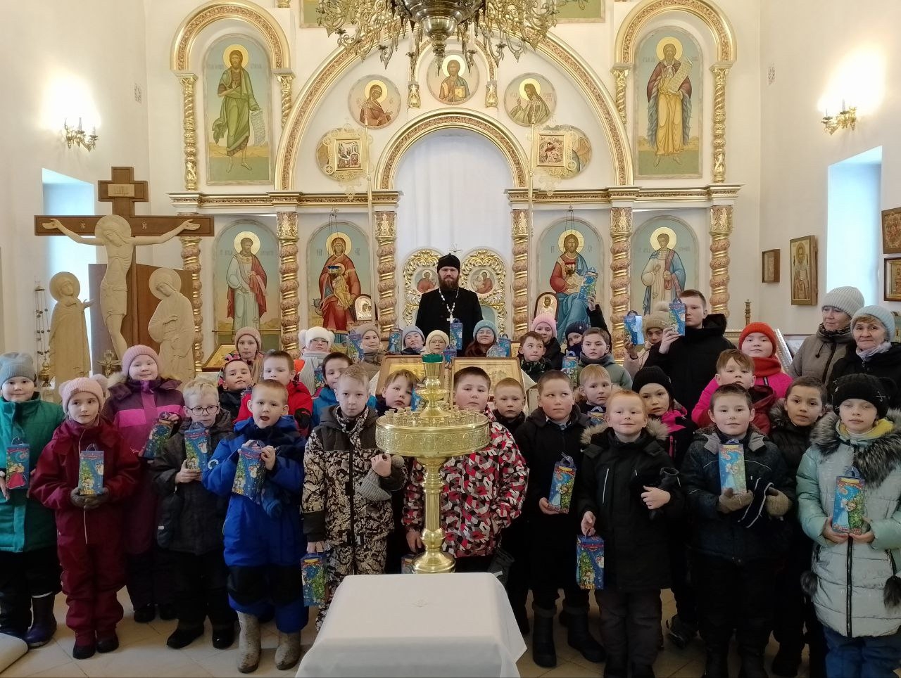 Сладкий праздник добра. Храм Святой Троицы Сарапульской епархии поздравил учащихся Бурановской школы