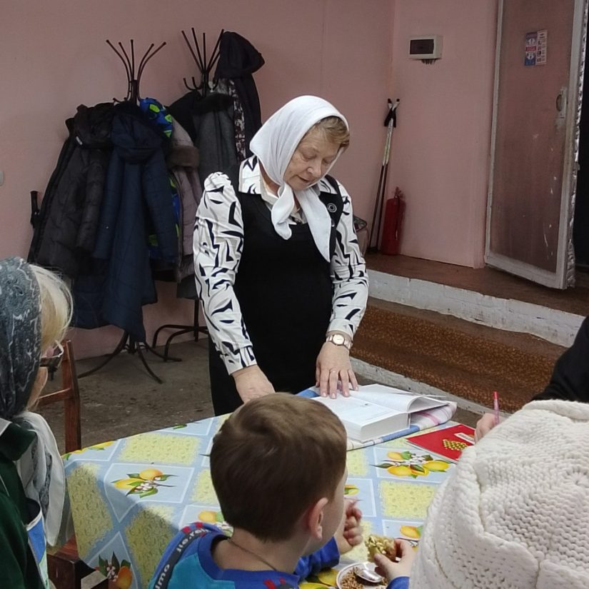 Изучение Священного Писания в Сарапульской епархии: занятие приходской группы в селе Пычас посвящено теме «Сотворение мира»