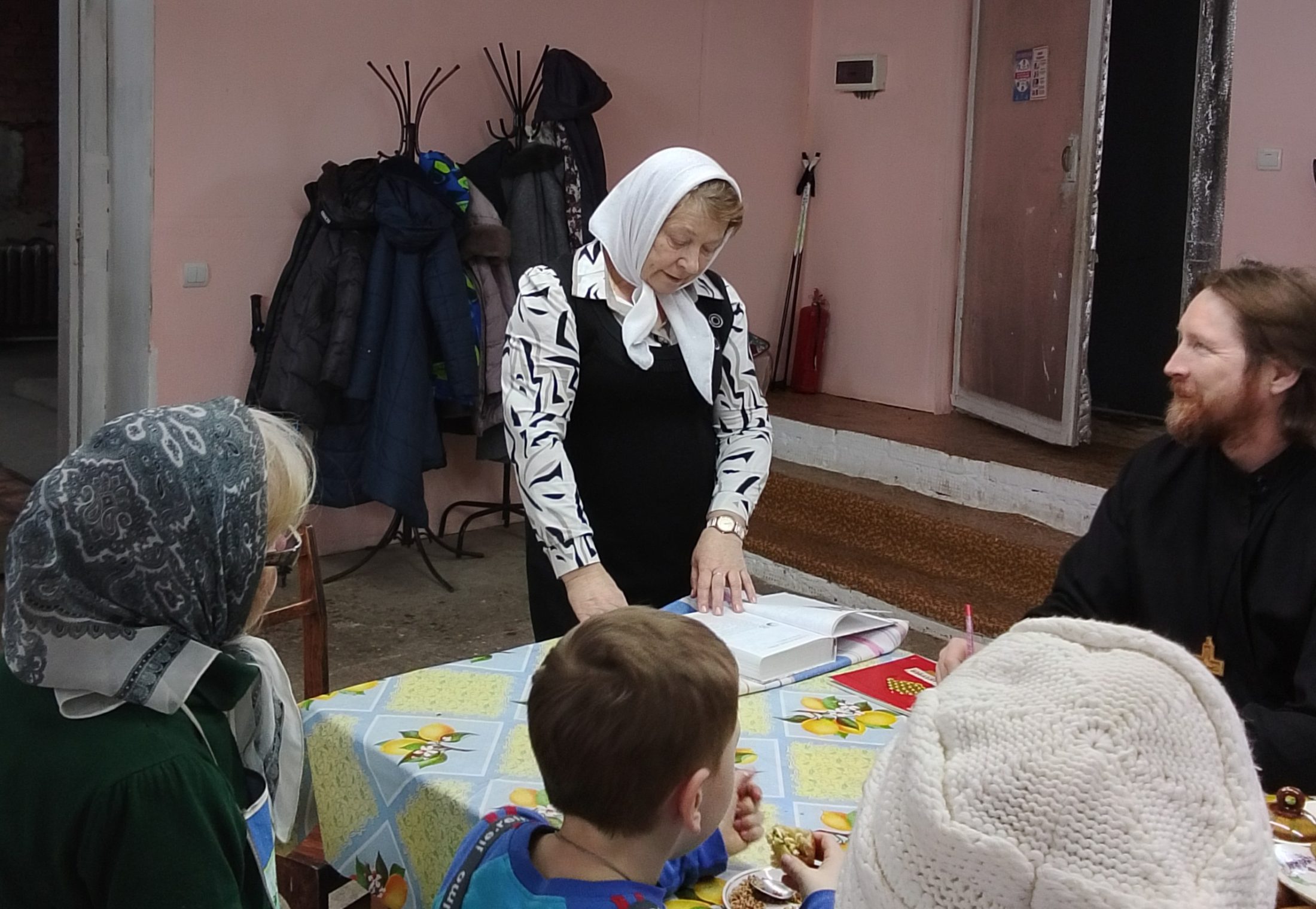 Изучение Священного Писания в Сарапульской епархии: занятие приходской группы в селе Пычас посвящено теме «Сотворение мира»