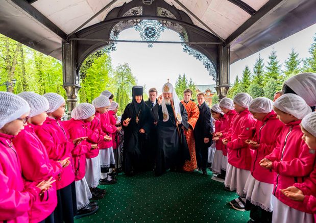 Патриарх Кирилл посетил православную гимназию на территории подворья Покровского ставропигиального монастыря в Троице-Лыкове на западе Москвы