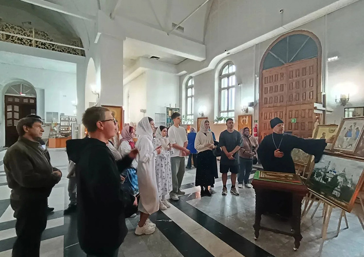 В Югорской епархии для школьников провели экскурсию в храме святителя Алексия Московского