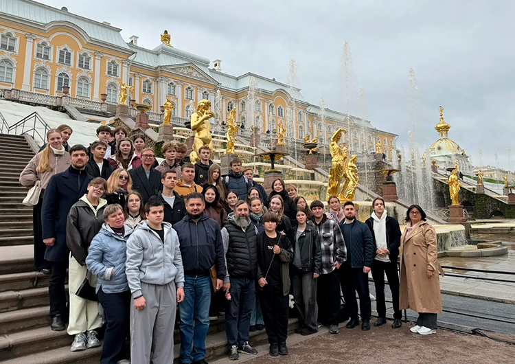 В Санкт-Петербурге завершилась культурно-образовательная программа для финалистов интеллектуальной игры «Пять локтей до сажени»
