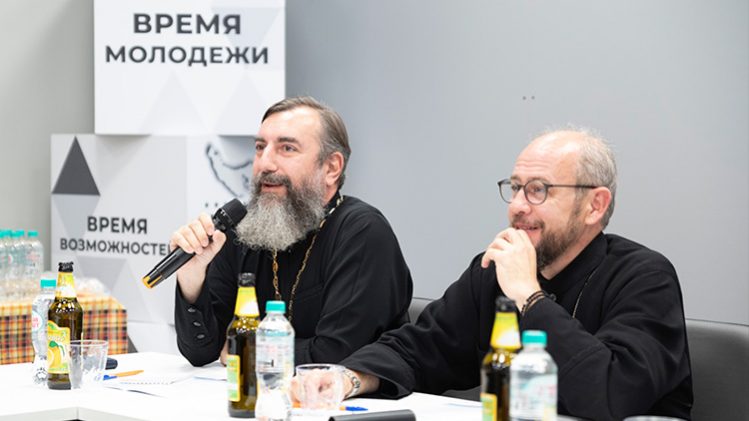 Иеромонах Трифон (Умалатов) принял участие в работе секции «Молодёжь перед вызовами технологий: как не потерять себя»